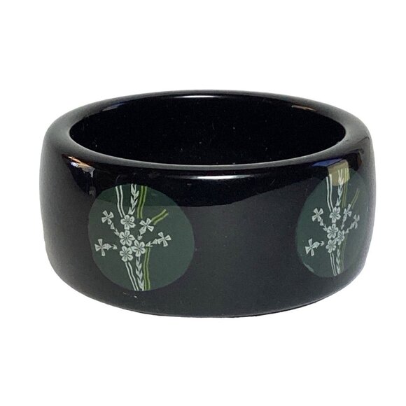 Vintage 1970s Chunky Wide Black Lucite Bangle Bracelet with Encased Floral Motif - Picture 4 of 5
